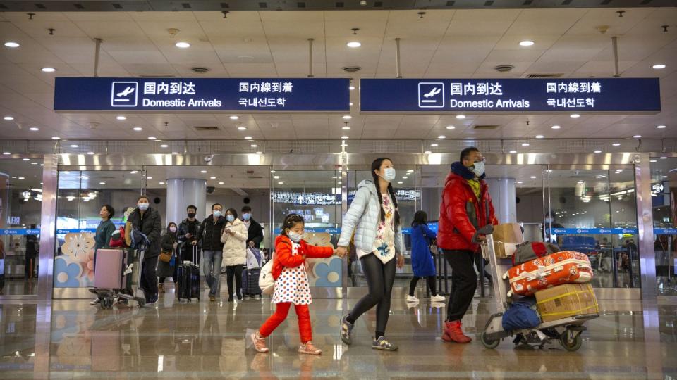 Reisende im Flughafen von Peking: China ist für deutsche Reiseveranstalter eher ein kleiner Markt.