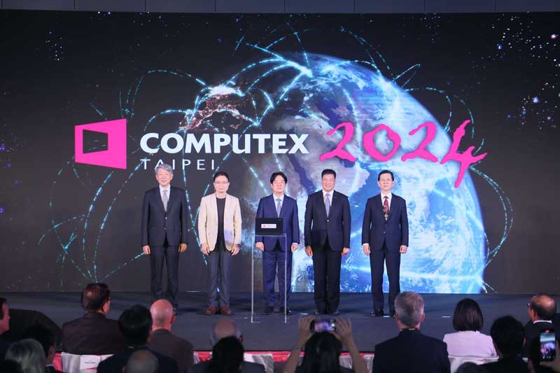 COMPUTEX大合照，左起：經濟部長郭智輝、中華民國對外貿易協會董事長黃志芳、總統賴清德、台北市電腦商業同業公會理事長彭双浪、數位發展部長黃彥男。（COMPUTEX提供）