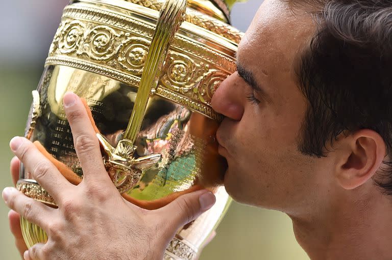 El 16 de julio de 2017, Roger Federer de Suiza besa el trofeo del ganador después de vencer a Marin Cilic de Croacia en su partido final individual masculino, durante la presentación del último día del Campeonato de Wimbledon 2017 en el All England Lawn Tennis. Club en Wimbledon, al suroeste de Londres.