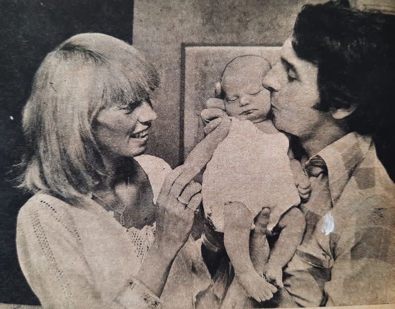 Julieta Bal, en brazos de sus padres, Silvia Pérez y Santiago Bal