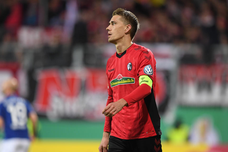 “Salopp gesprochen, verblöde ich seit zehn Jahren, halte mich aber über Wasser, weil ich ganz gut kicken kann” – Nils Petersen vom SC Freiburg, sichtlich unzufrieden mit den intelektuellen Anforderungen im Fußball