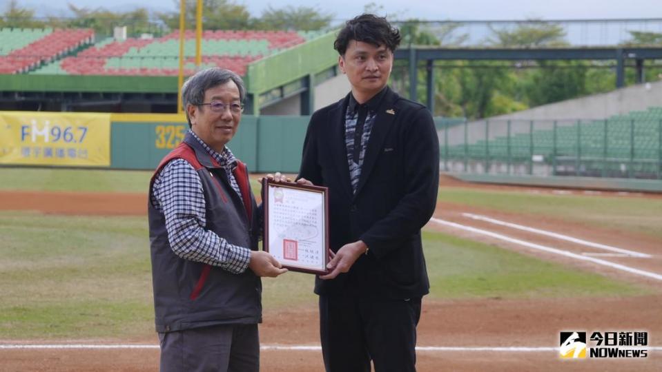 ▲中職聯盟馮勝賢秘書長送愛到家扶中心（圖／吳政紘攝）