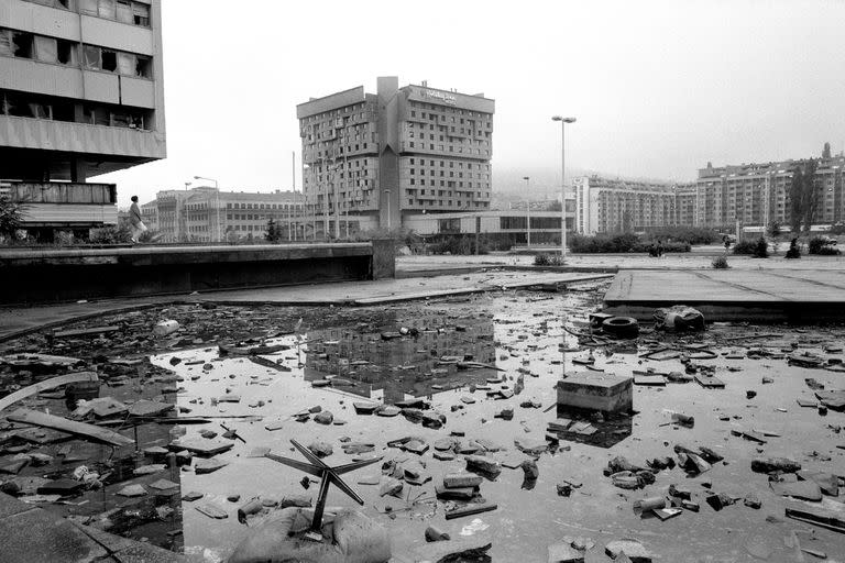 El hotel Holiday Inn que se convirtió en el hogar de los medios de comunicación durante el asedio de Sarajevo; Durante los 47 meses transcurridos entre la primavera de 1992 y febrero de 1996, el pueblo de Sarajevo soportó el asedio más largo que ha presenciado Europa desde el final de la Segunda Guerra Mundial