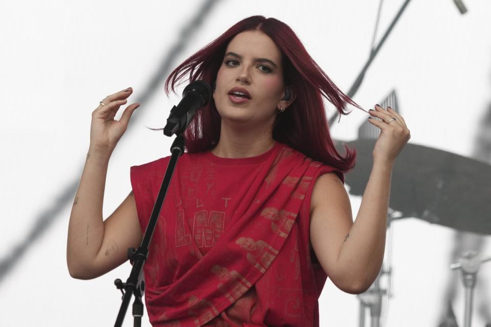 Nicole Zignago, de Perú, durante su concierto en el Festival Tecate Emblema en la Ciudad de México el viernes 17 de mayo de 2024. (Foto AP/Fernando Llano)