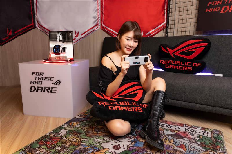 ROG Phone 7 Ultimate橫跨遊戲、音樂、動漫領域。（圖／品牌提供）