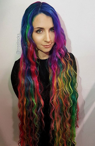 Una cabeza multicolor. El larguísimo y colorido cabello de esta joven de 31 años es totalmente natural, es decir, no tiene extensiones. Trisha Reibelt se lo dejó crecer a partir del año 2004. Pero, nunca imaginó que 12 años después, aquella decisión la convertiría en toda una celebridad en la Web. 