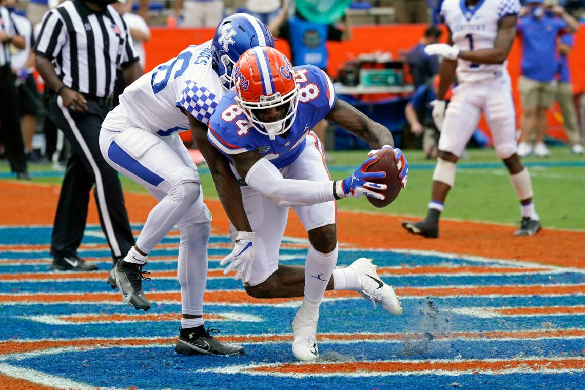 Florida tight end Kyle Pitts (84) catches a pass in front of Kentucky defensive back Brandin Echols for a 2-yard touchdown during the Gators’ win in 2020.