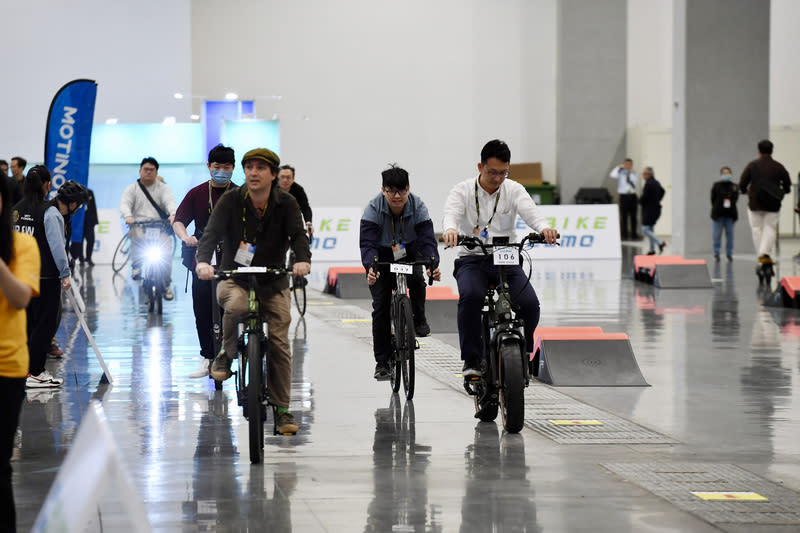 台北國際自行車展  E-Bike試乘體驗 2024台北國際自行車展（Taipei Cycle）6日在南港展 覽館登場，共有950家國內外企業、3500個攤位展 出，現場也提供E-Bike試乘體驗。 中央社記者翁睿坤攝  113年3月6日 