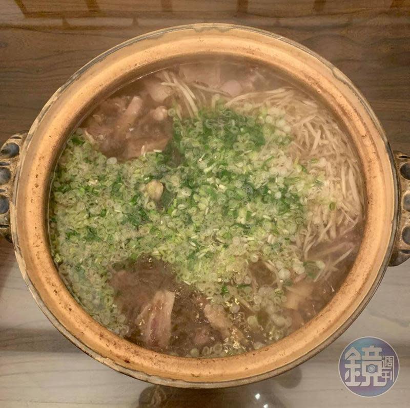 明福版的「清燉牛腩湯」，完全不加滷包，調味也極少，完全以好食材決勝負。