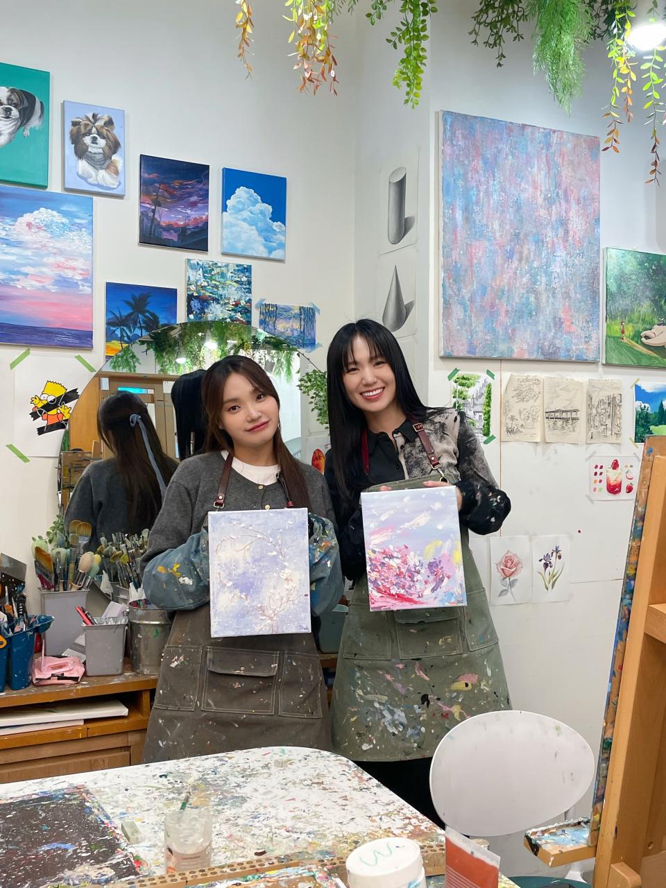 ▲孫盛希合李珍雅 (左) 情同姊妹，還曾在韓國一起去體驗繪畫課程。