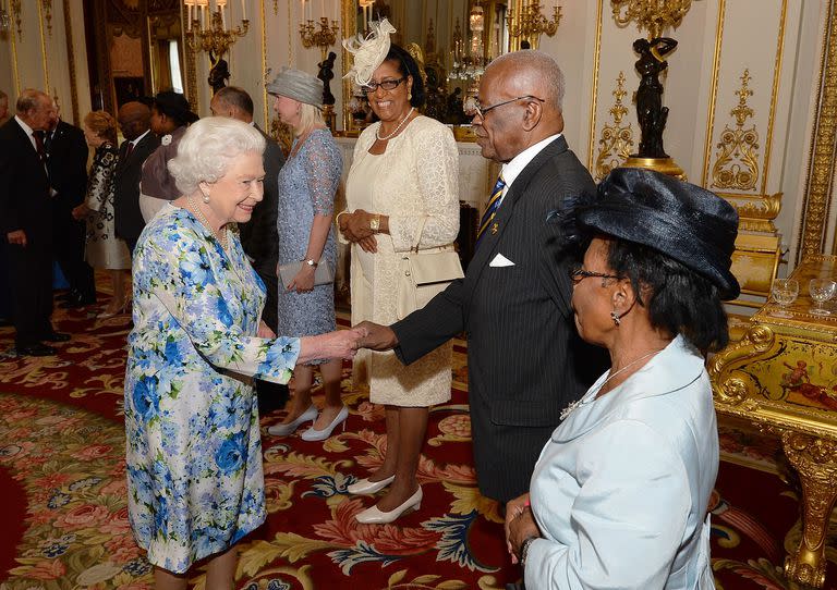 En esta foto de archivo tomada el 10 de junio de 2016, la reina Isabel II de Gran Bretaña le da la mano al gobernador general de Barbados, Elliott Belgrave,  durante una recepción antes del almuerzo del gobernador general en honor al 90 cumpleaños de la reina. en el Palacio de Buckingham en Londres