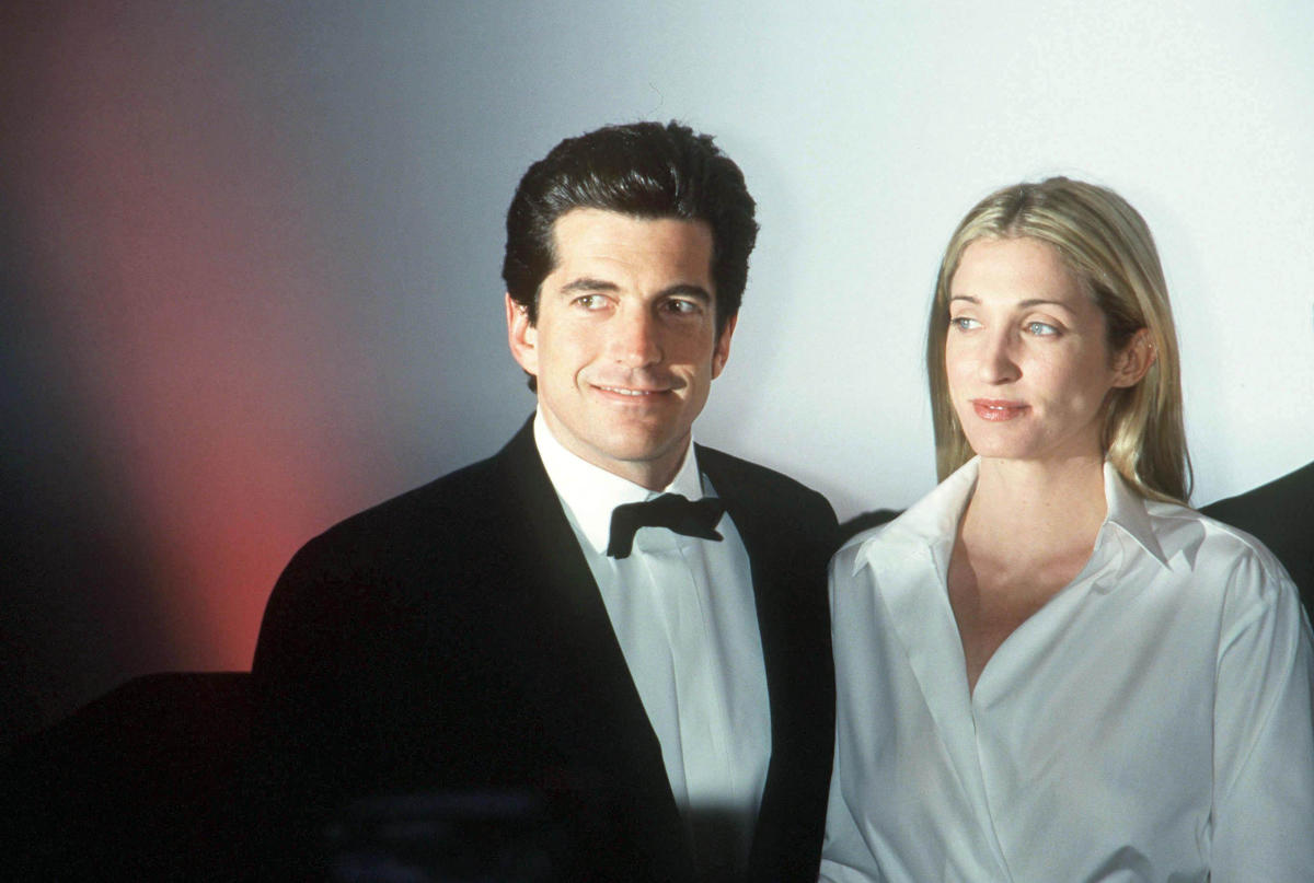 Carolyn Bessette-Kennedy's Minimalist Engagement Ring Was Inspired by  Jackie Kennedy