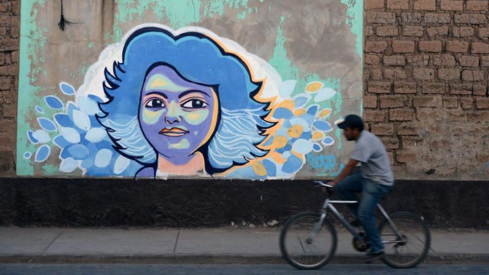 Mural callejero con la imagen de Berta Cáceres.