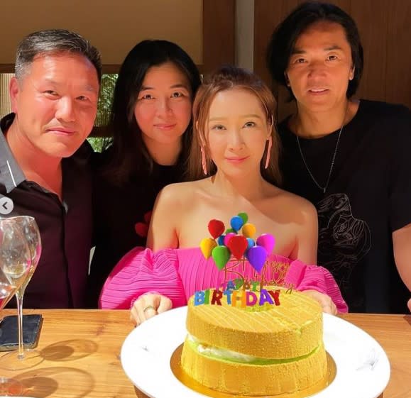 鄭伊健和老婆蒙嘉慧現身關心妍生日宴。（圖／翻攝自關心妍IG）