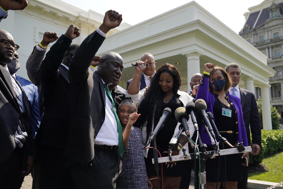 Benjamin Crump, junto a Gianna Floyd, hija de George Floyd, y su madre Roxie Washington, y otros hablan con los reporteros después de reunirse con el presidente Joe Biden en la Casa Blanca, el martes 25 de mayo de 2021, en Washington. (AP Foto/Evan Vucci)