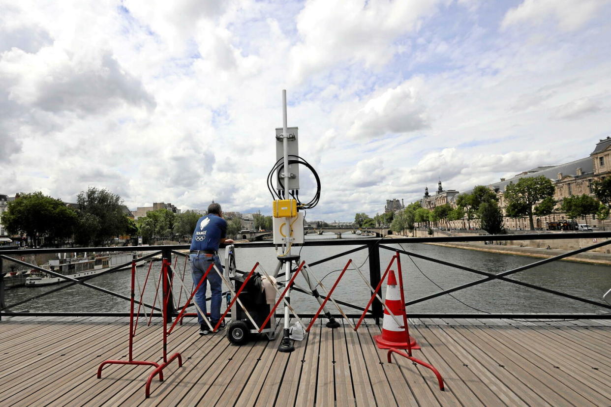 Installation d'une antenne relais temporaire pour les Jeux olympiques de Paris 2024.  - Credit:Bruno Levesque / MAXPPP / IP3 PRESS/MAXPPP