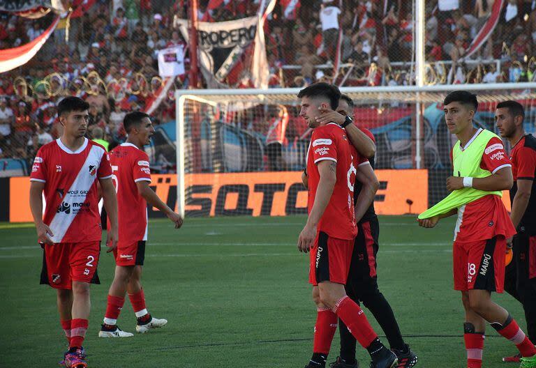 La desazón de los jugadores de Deportivo Maipú tras perder con Deportivo Riestra la final por el segundo ascenso a la primera división