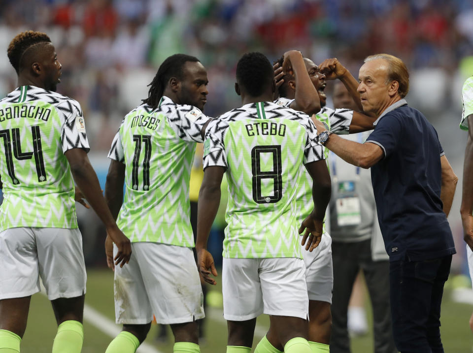 <p>Nigeria celebrate with their coach </p>