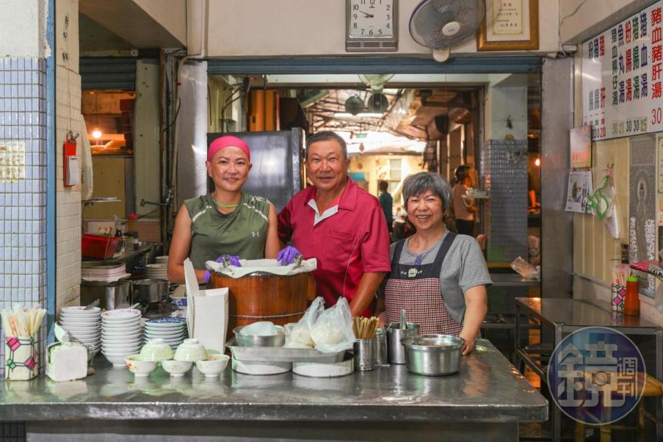 「黑龍米糕」老闆「陳烏龍」（中 ）老闆娘謝春（烏龍嫂）（右）和女兒陳可臻，一家人整齊親和，是白河市場內有型名店。