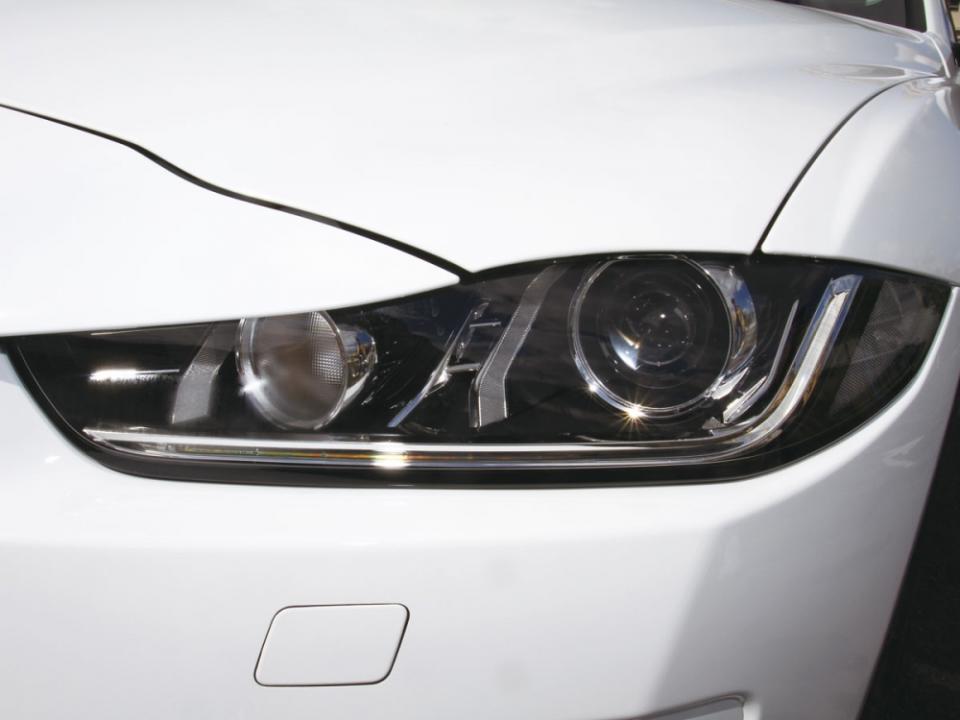 HID頭燈組整合LED日行燈，使車頭氣勢富有銳利神色。