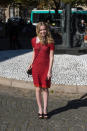 <p>Sehr viel weniger cool, aber dafür ungemein niedlich war das Outfit von Angourie Rice bei ihrer Ankunft bei der Miu-Miu-Show. Die Nachwuchsschauspielerin begeisterte ihrerseits die Fotografen in einem fast knielangen, roten Strickkleid, das mit einem weißen TAB-Kragen geschmückt war. (Bild: ddp Images)</p>