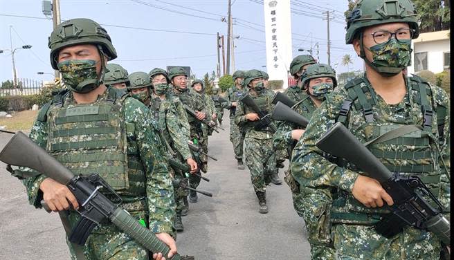 陸軍八軍團步兵117旅自27日在岡山區街頭訓練5公里戰術行軍。（莊全成提供／林瑞益高雄傳真）