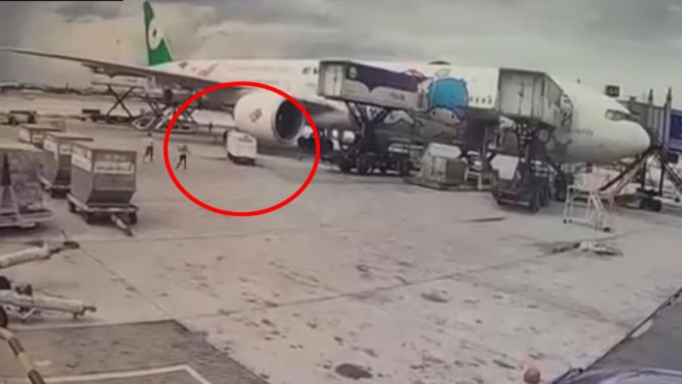 貨櫃車撞上長榮班機，嚇得地勤人員跑出來。（圖／翻攝自記者爆料網）