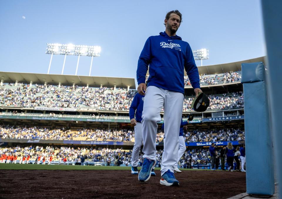 El lanzador de los Dodgers, Clayton Kershaw, regresa al dugout antes de un partido contra los Rojos de Cincinnati el 18 de mayo.