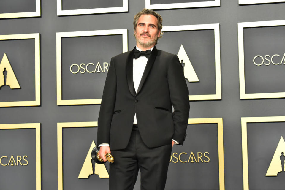 Il le portait d’ailleurs, le 9 février 2019, lors de la cérémonie des Oscar au cours de laquelle il a reçu le prix d’interprétation masculine pour son incroyable performance dans <em>Joker</em>. Un film pendant la promotion duquel Joaquin Phoenix avait d’ailleurs invité des photographes à l’accompagner dans un abattoir de Los Angeles. Depuis, l’acteur ne cesse de militer pour que tous les buffets des cérémonies de récompenses à Hollywood soient vegan, remportant même une première victoire gastronomique aux derniers Golden Globes. "<em>C'était évident pour moi</em>, déclara-t-il à la Peta. <em>Je ne veux pas faire souffrir une autre créature vivante et douée d'empathie. Je n'ai pas envie de lui enlever ses bébés, ni de l'enfermer et de l'engraisser juste pour la tuer ensuite. C'est absurde et barbare.</em>" Rooney Mara approuve ce message. (©<em>Jeff Kravitz/FilmMagic</em>)