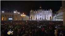 Imagen tomada de la transmisión oficial Vaticano vía Internet, de los miles de fieles en la plaza de San Pedro, tras la elección del nuevo sumo Pontífice.