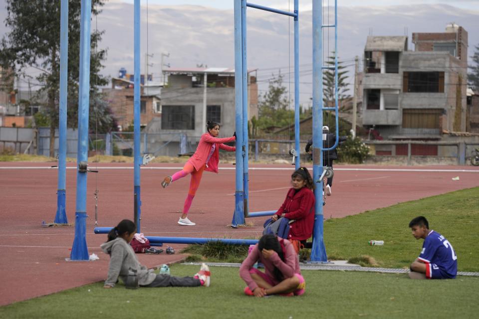 La marchista peruana Kimberly García realiza estiramientos en el Estadio 3 de Octubre de Huancayo, el martes 28 de mayo de 2024 (AP Foto/Martín Mejía)