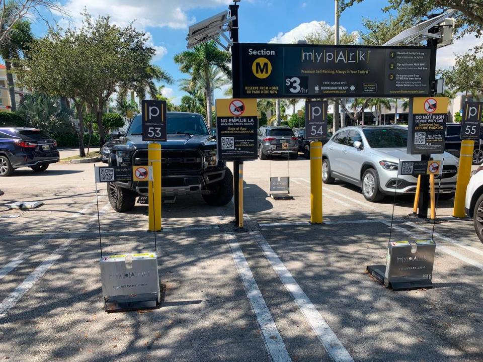 La mayoría del estacionamiento de Dadeland Mall, The Falls y Dolphin Mall es gratuito, aunque hay ciertos espacios que tendrá que reservar y pagar con la aplicación MyPark.