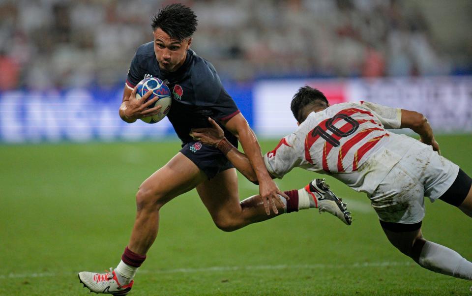 Marcus Smith evades a tackle against Japan