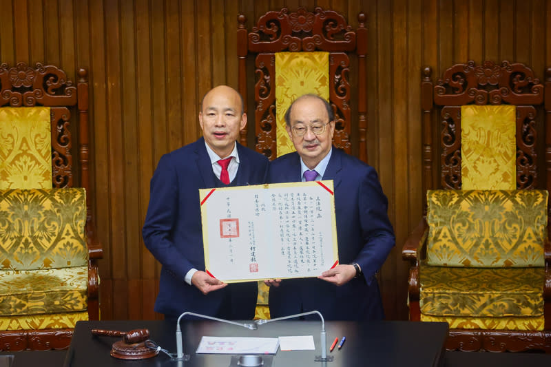 立法院長韓國瑜（左）5日下午將主持立法院黨團協商，與民進黨立院黨團總召柯建銘交手。柯建銘（右）4日晚間在社群Threads發文，以老友身分提醒韓國瑜，「院長不是用來制衡執政黨，那是在野黨黨團要做的事」，並指出院長在議事中立之餘就是調和鼎鼐，解決爭議事項。 圖為柯建銘1日頒發立法院長證書給韓國瑜。（中央社資料照）