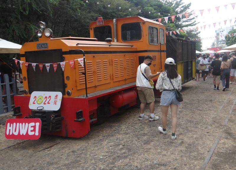 現場台糖配合駛出運蔗五分車，讓市集更具特色