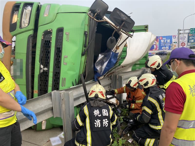 長榮貨櫃車國2甲上翻覆，匝道口無法通行。（圖／翻攝畫面）