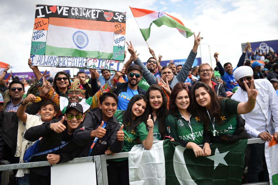 Pictures of the day: India against Pakistan