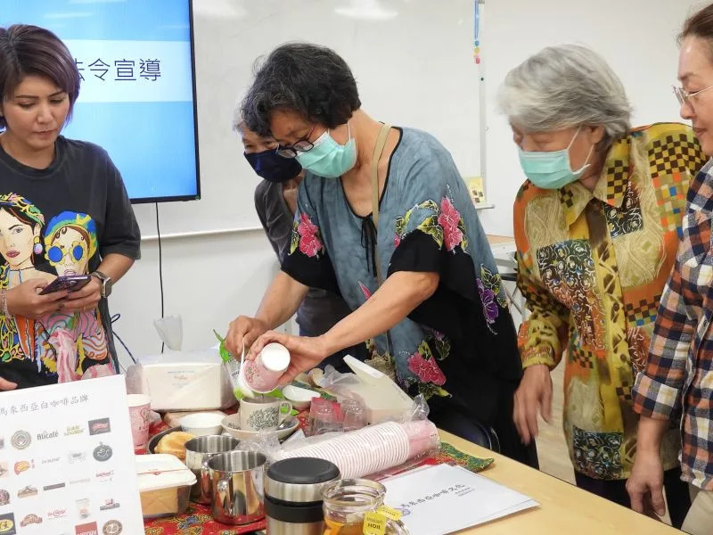 ▲多元文化講師與新住民朋友分享大馬早餐。（圖／移民署提供）