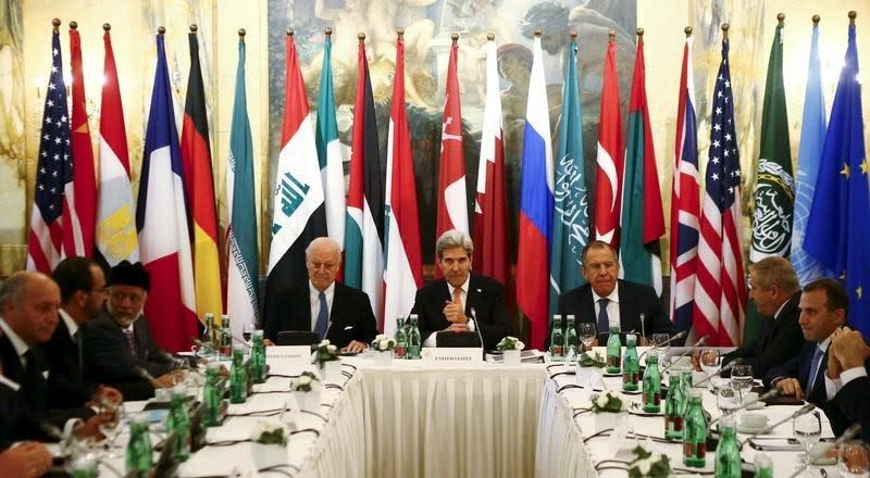 Russia's Foreign Minister Sergei Lavrov (centre R), U.S. Secretary of State John Kerry (C) and foreign ministers attend a meeting in Vienna, Austria, November 14, 2015.   REUTERS/Leonhard Foeger 