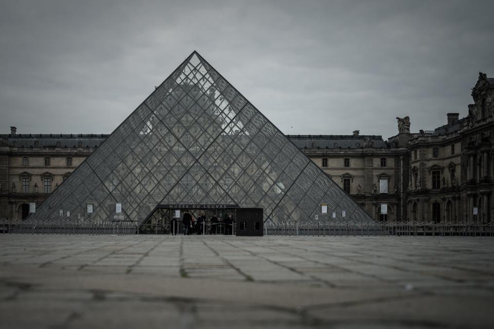 Le musée le plus visité au monde vous propose de naviguer parmi ses très nombreuses collections sur son <a href="https://focus.louvre.fr/fr/la-joconde" rel="nofollow noopener" target="_blank" data-ylk="slk:site internet;elm:context_link;itc:0;sec:content-canvas" class="link ">site internet</a>. Pour occuper les enfants, le musée propose une chaîne YouTube <a href="https://www.youtube.com/channel/UC798Pjc9IKDGROb3XFpOKhg" rel="nofollow noopener" target="_blank" data-ylk="slk:"Une minute au musée";elm:context_link;itc:0;sec:content-canvas" class="link ">"Une minute au musée"</a>, un programme interactif sur ses plus prestigieuses toiles. Celui sur <a href="https://www.youtube.com/watch?v=b__LjwgYK_I&t=5s" rel="nofollow noopener" target="_blank" data-ylk="slk:la Joconde;elm:context_link;itc:0;sec:content-canvas" class="link ">la Joconde</a> devrait intéresser vos chères têtes blondes. Encore plus en période de confinement !