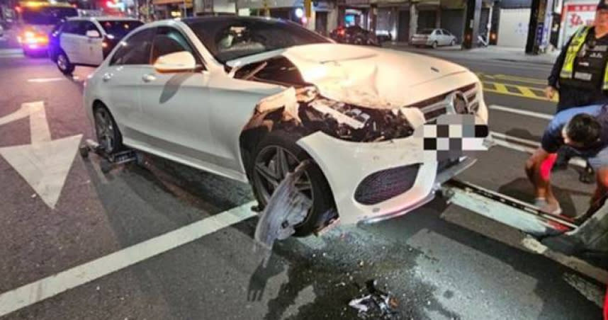 高雄車禍驚見「意外收穫」，通緝女藏身車內當場落網。（ 圖／翻攝畫面）