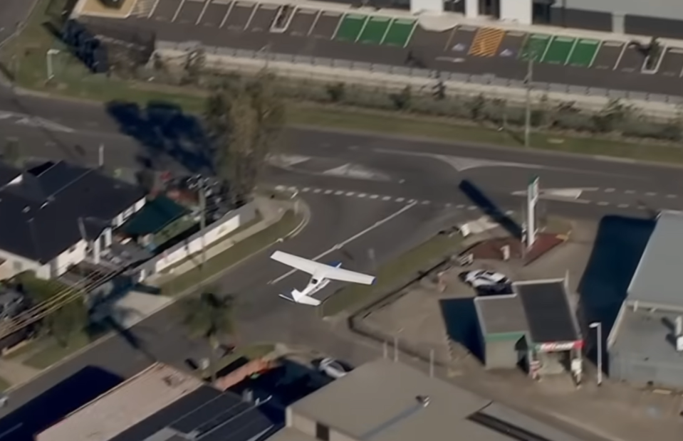 悉尼一架小型飛機在民居上空低飛。(影片截圖)