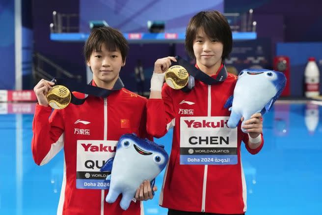 全紅嬋(左)、陳芋汐世錦賽10公尺雙人跳水3連霸。（美聯社）