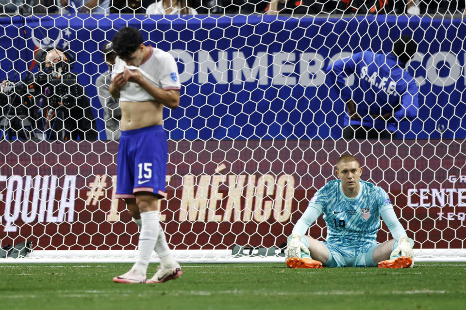 USA midfielder Johnny Cardoso and keeper Ethan Horvath after surrendering the game-winning goal in the 83rd minute. (Eduardo Munoz/AFP via Getty Images)