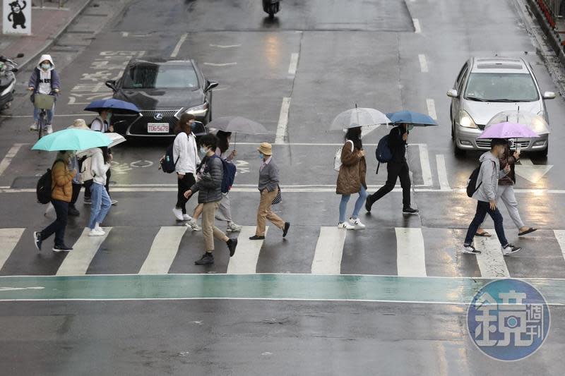 春節連假第一天各地降溫、有雨，外出記得攜帶雨具、注意保暖。（示意圖，本刊資料照）