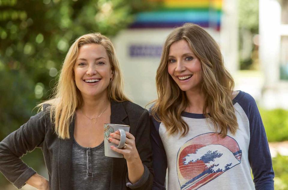 Kate Hudson und Sarah Chalke haben ein süßes Geheimnis (Bild: ARD Degeto)