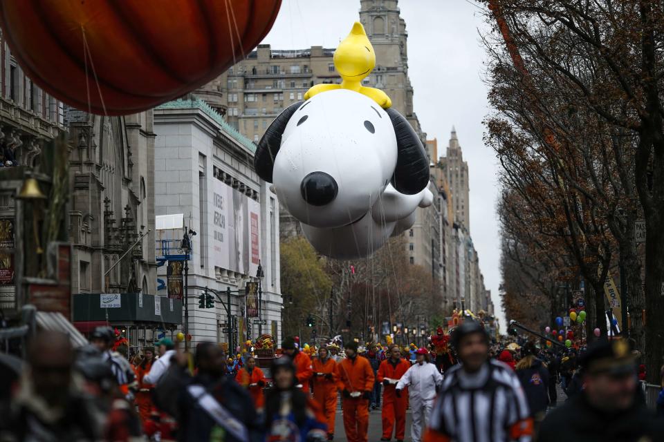 The Snoopy balloon floats down Central Park West during the 88th Macy's Thanksgiving Day Parade in New York November 27, 2014. REUTERS/Eduardo Munoz (UNITED STATES - Tags: SOCIETY)