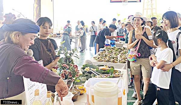 由民眾組成的「地方美食家」齊聚屏東縣霧臺鄉神山社區，品嘗在地料理職人好手藝。（記者毛莉攝）