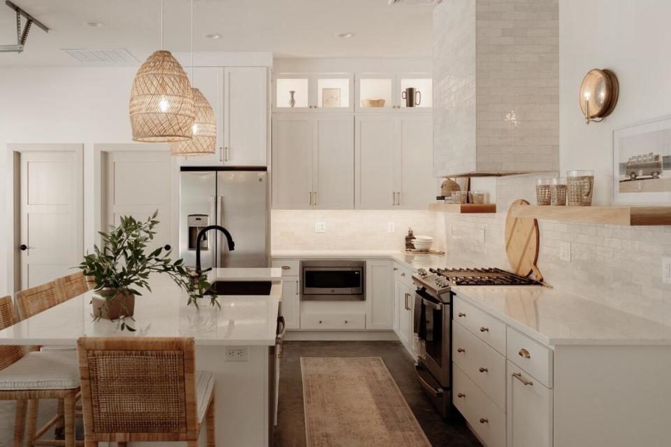 Mennen-Talsma paired woven textures with creamy hues in this serene kitchen