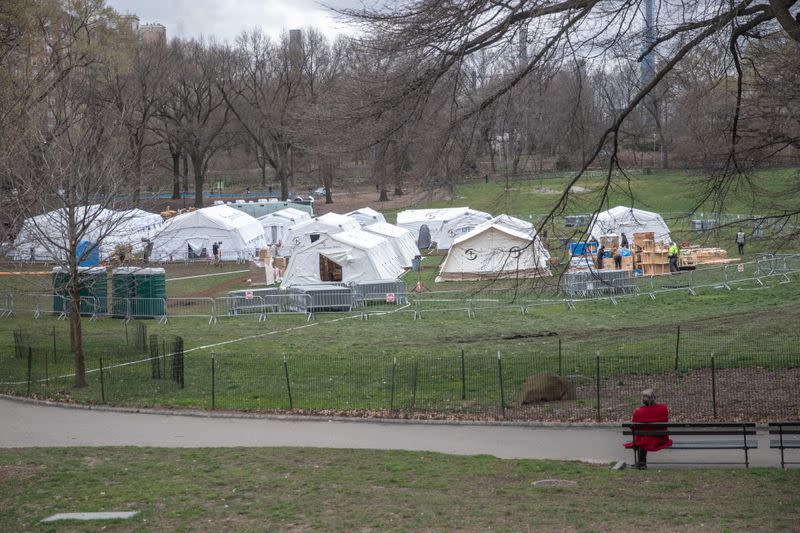 Foto del martes de carpas de emergencia en un hospital de campaña montado por la Samaritan's Purse en Central Park, Nueva York